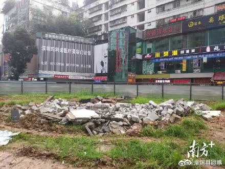 深圳市羅湖區(qū)東門時代廣場綠地公園施工圍擋等設施遭打砸